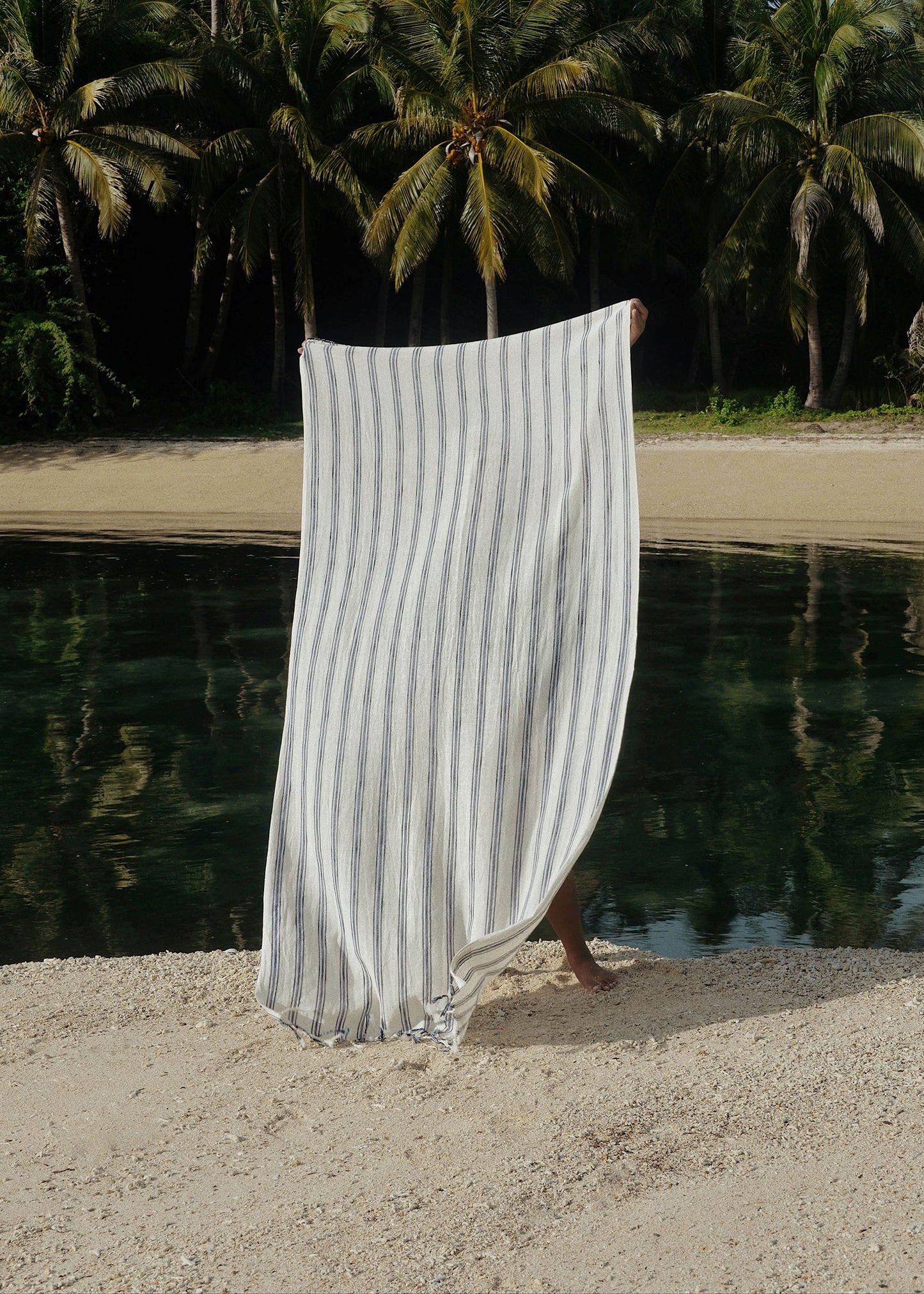 vianca hanging sapphire towel